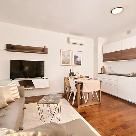 Apartment Brand New 1 Bedroom With Backyard Near The Beach! *